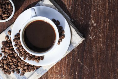 kahve fincanı ve ahşap fasulye 