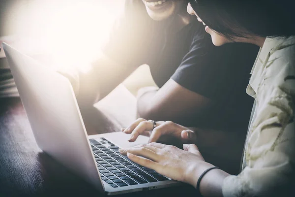 Jonge mensen wordt gebruikt computer. — Stockfoto