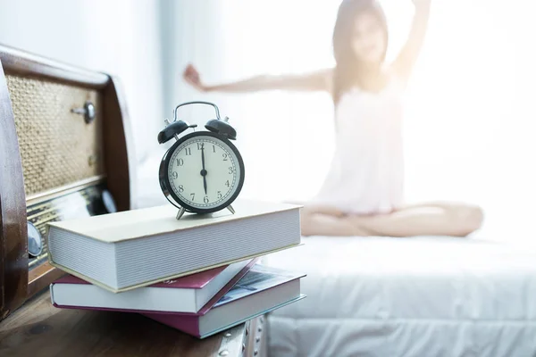 Mujer joven estirándose en la cama después de despertarse por la mañana —  Fotos de Stock