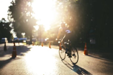 At Binme bisikletçi sahilde triatlon turnuva çalışan.