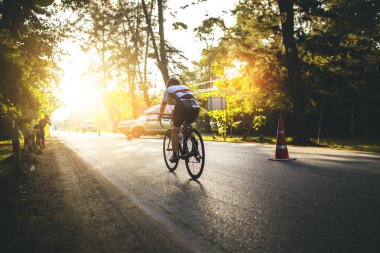At Binme bisikletçi sahilde triatlon turnuva çalışan