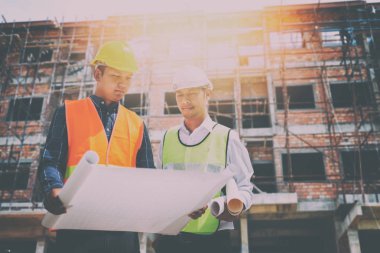 İnşaat alanında çalışan iki inşaat mühendisi 