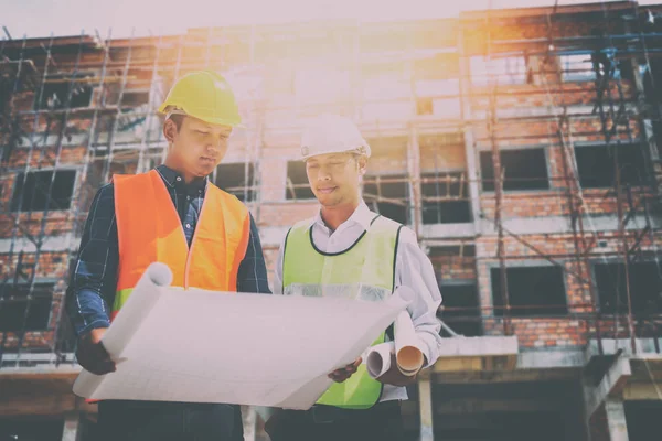İnşaat alanında çalışan iki inşaat mühendisi 