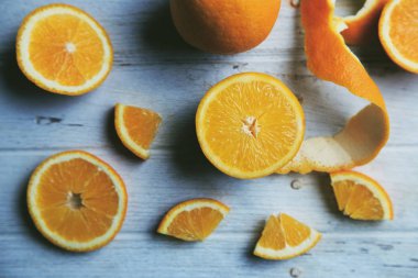 Taze portakal izole kesme mavi ahşap taban, portakal backgorund ayarla.