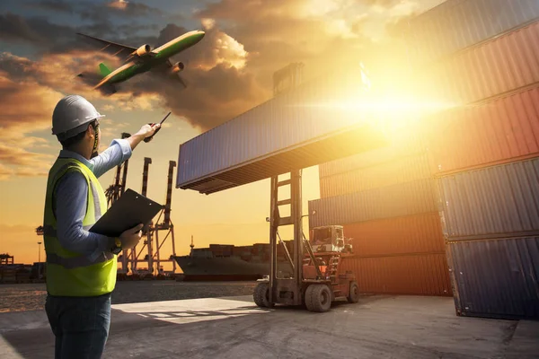 Foreman denetimi Lojistik İthalat İhracat Arkaplanı, İş lojistik konsepti, ithalat ve ihracat kavramı için kutuları kamyondan kamyona yükleme