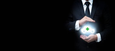 Araba (otomobil) sigorta ve çarpışma feragat kavramları zarar verebilir. Sigortacı (sigortacı) koruyucu jest ve simge bir araba ile. Sigorta kavramı.