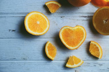 Taze portakal izole kümesi üzerinde mavi ahşap taban kesme..