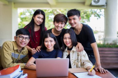 Gençler kullanılan bilgisayar ve tablet. 