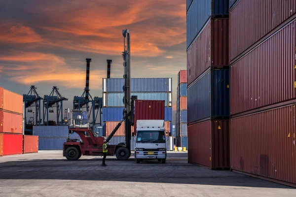 Foreman denetimi Lojistik İthalat İhracat Arkaplanı, İş lojistik konsepti, ithalat ve ihracat kavramı için kutuları kamyondan kamyona yükleme