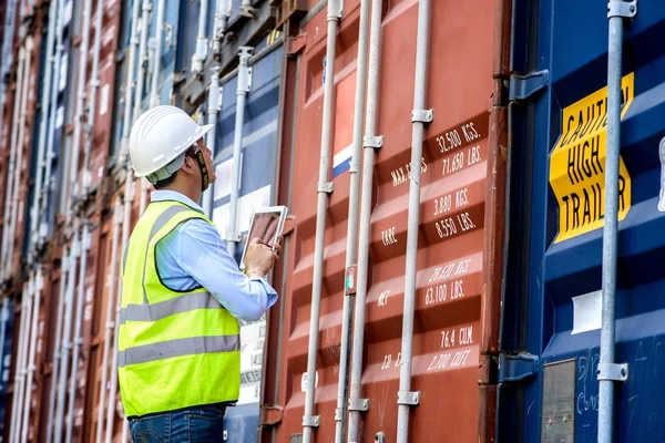 Foreman vezérlő ipari konténer szállítási teherhajó. — Stock Fotó