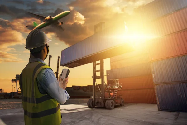 Foreman vezérlő betöltése konténer box teherautó a logisztikai Imp — Stock Fotó