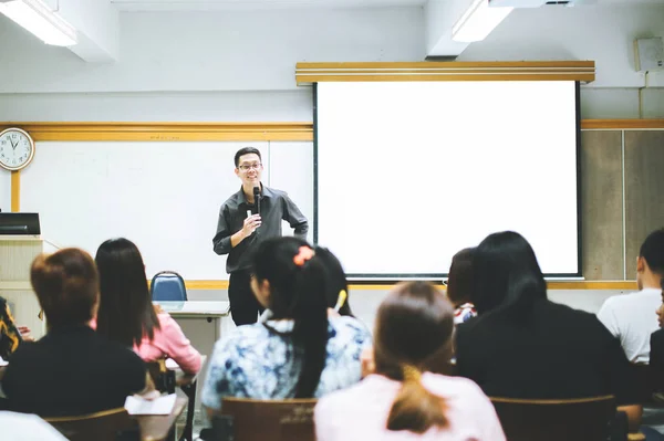 Studen sınıf Üniversitesi'nde öğretim öğretmen.