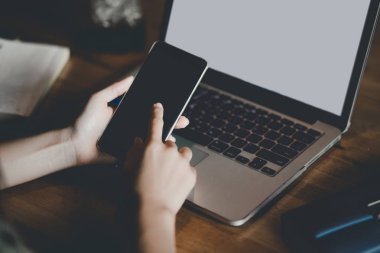 Akıllı telefon tutarak ve online alışveriş genç kadın.
