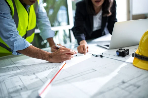 Imagen de reunión de ingenieros para proyecto arquitectónico. —  Fotos de Stock