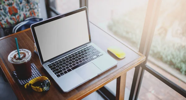 Nootbook and coffee on the wood, — Stock Photo, Image