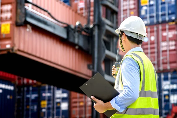Foreman'ın denetim endüstriyel konteyner kargo yük gemisi.