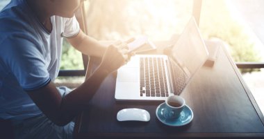 Uyandığımız kahve dükkanında Smartphone kullanan bir adam.