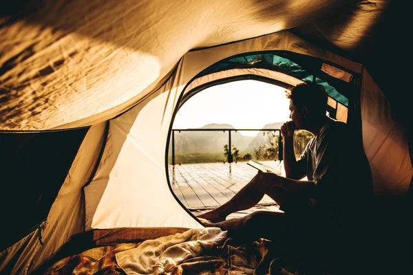 Widok Camping Namiot Człowiek Myśli Namiocie Widokiem Góry Moring — Zdjęcie stockowe