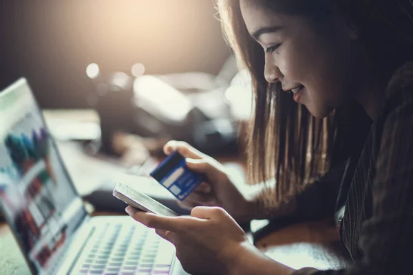 Jovem Segurando Cartão Crédito Usando Computador Portátil Telefone Inteligente Conceito — Fotografia de Stock