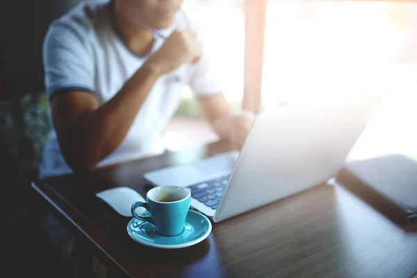 Um homem a trabalhar num café. . — Fotografia de Stock