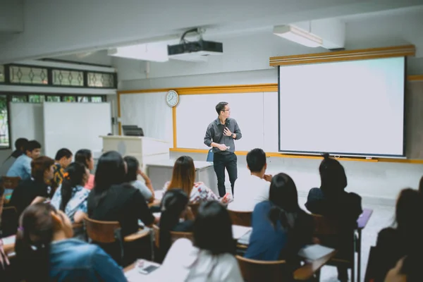 Studen sınıf Üniversitesi'nde öğretim öğretmen.