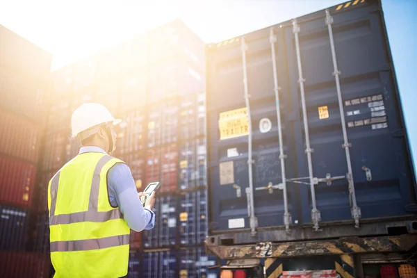 Foreman Ellenőrzés Betöltése Konténerek Dobozról Teherautóra Logisztikai Import Export Háttér — Stock Fotó