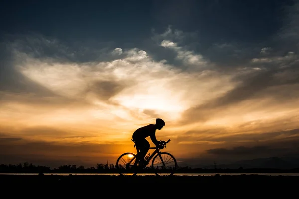 Силуэт Дорожный Велосипедист Велосипедист Человек Езда Велосипеде Утром — стоковое фото