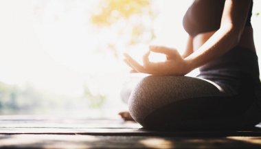 huzurlu bir atmosferde yoga yaparken genç kadın meditasyon.