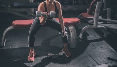 Asya güçlü kadınlar halter ağırlık mı spor salonunda.