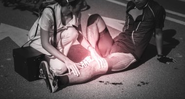 Yaralı adam Bisiklet yolun ortasında ilk yardım alma