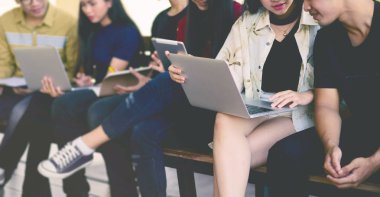 Gençler kullanılan bilgisayar ve tablet. Eğitim ve teknoloji kavramı.