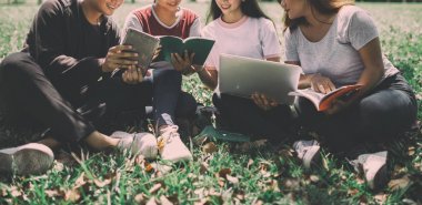 Gençler kullanılan bilgisayar ve tablet'ın bahçesinde. eğitim bir