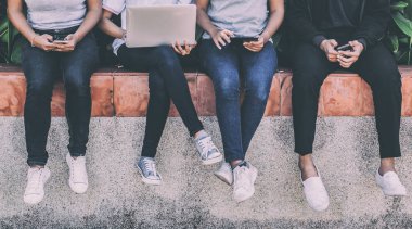 Gençler kullanılan bilgisayar ve tablet. Eğitim ve techn
