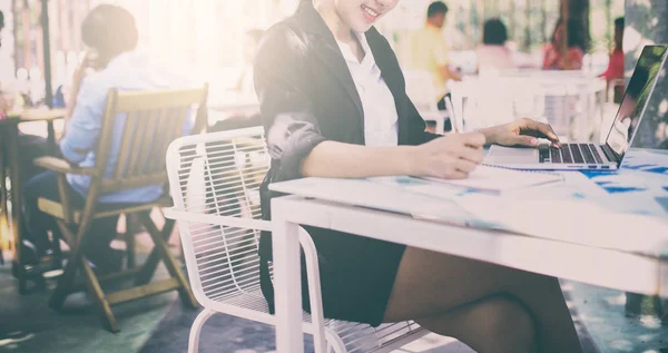 Mujeres Jóvenes Que Trabajan Utilizan Computadora Concepto Trabajo —  Fotos de Stock