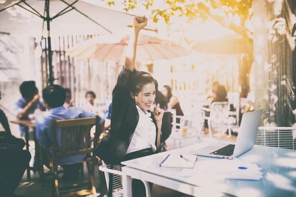 Las Mujeres Asia Están Contentas Con Éxito Laboral Cafetería Concepto —  Fotos de Stock