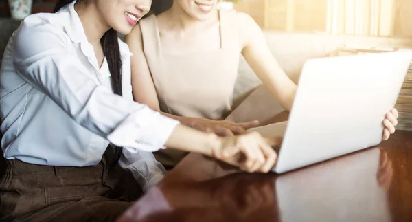 Dos Mujeres Jóvenes Que Trabajan Utilizan Computadora Concepto Trabajo —  Fotos de Stock