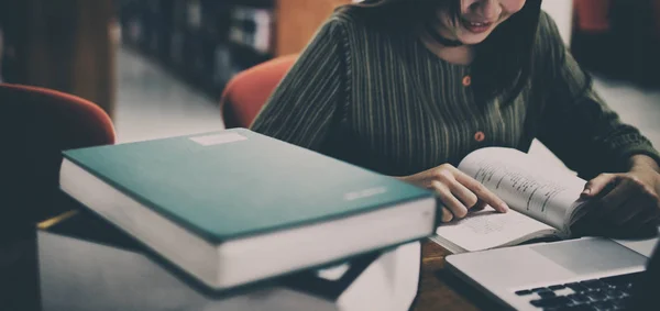 Mujer Joven Está Leyendo Libro Biblioteca Concepto Educación — Foto de Stock