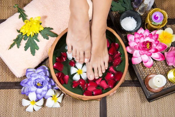 Kaplıca tedavisi ve ayaklar bir gevşeme, konfor için şifa ve temiz. Spa konsept.