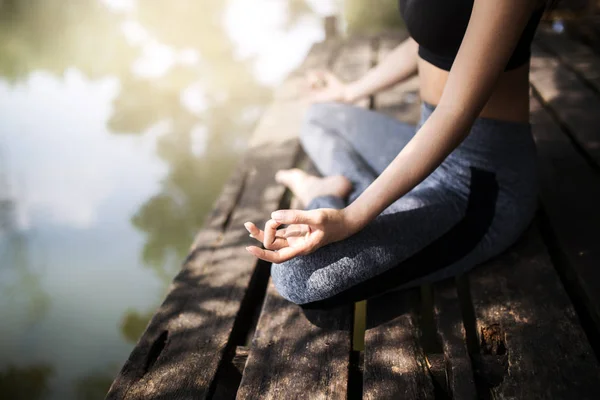 Mujeres Jóvenes Meditan Mientras Hacen Yoga Ambiente Pacífico — Foto de Stock