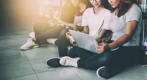 Jóvenes que están siendo utilizados ordenador y tableta en la biblioteca. educ — Foto de Stock