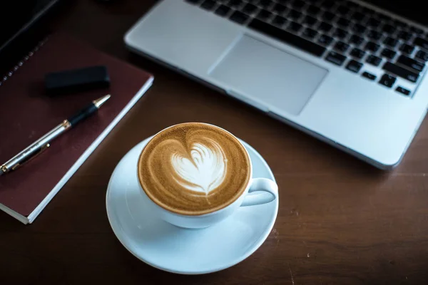 Una gasa de café y portátil en el escritorio . —  Fotos de Stock