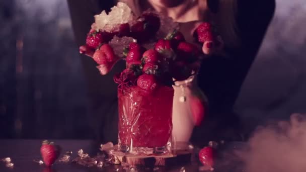 Fragola che cade in un cocktail — Video Stock