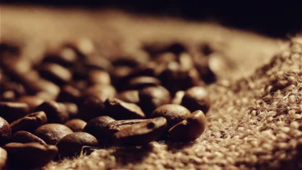 Kaffebönor på texturerat tyg — Stockvideo