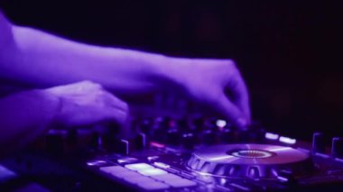 gece kulübünde dj mikser