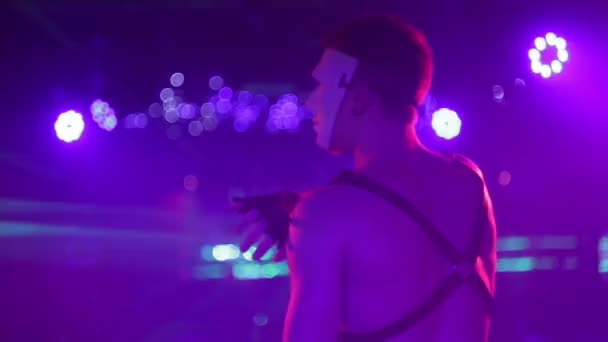 Az ember a maszk táncol a night club — Stock videók