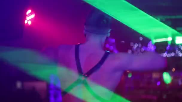 Uomo in maschera che balla nel night club — Video Stock