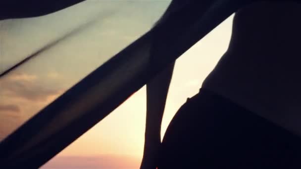 Silhouet van een dansende vrouw bij zonsondergang — Stockvideo