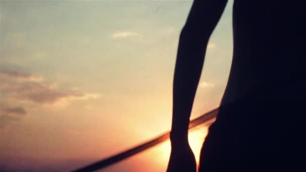 Silhouette einer tanzenden Frau bei Sonnenuntergang — Stockvideo