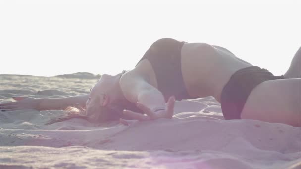 性的女人，在沙滩上 — 图库视频影像