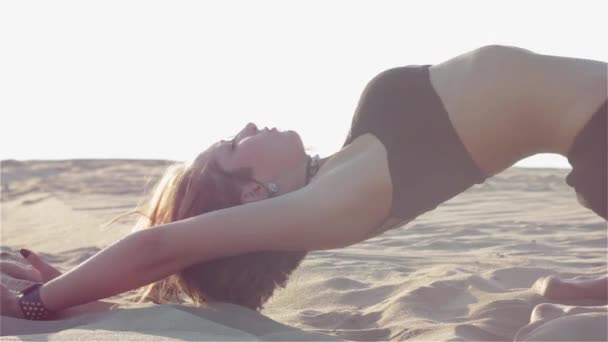 Сексуальная женщина на песке — стоковое видео